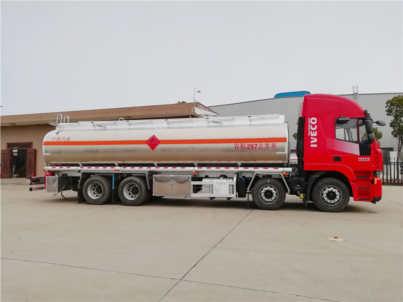 上汽紅巖29.7方前四后八鋁合金運油車,20噸運油車