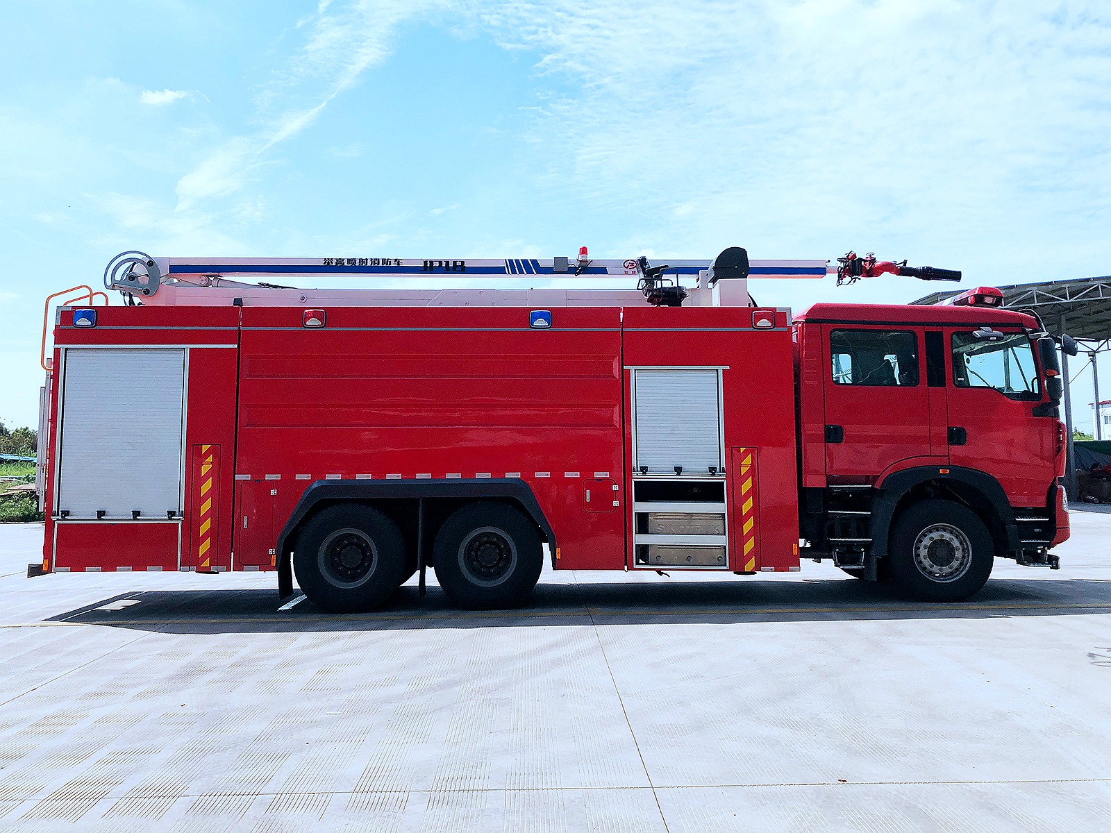 豪沃后雙橋12立方18米舉高噴射消防車