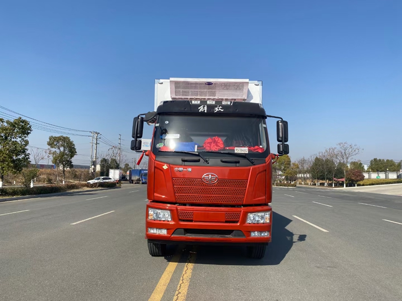 解放J6L小三軸9米6 (天然氣)冷藏車