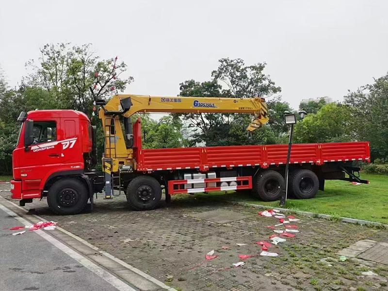 東風(fēng)專底D7前四后八隨車吊