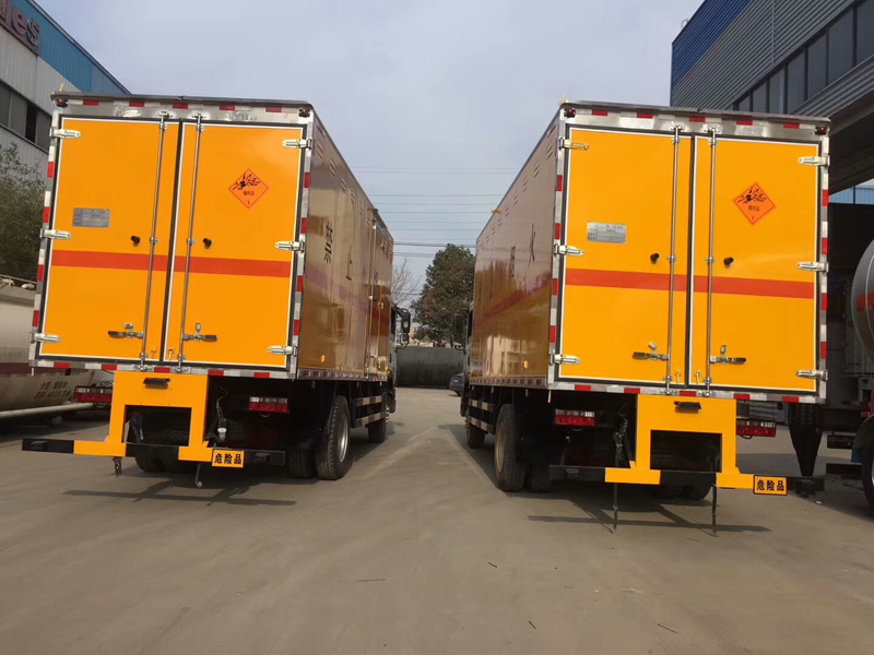 東風6米3 9.9噸爆破器材車