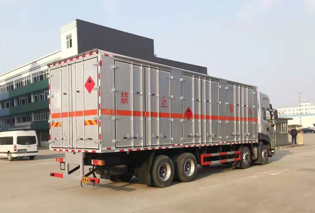 東風(fēng)天龍 9.6米易燃?xì)怏w廂式運輸車