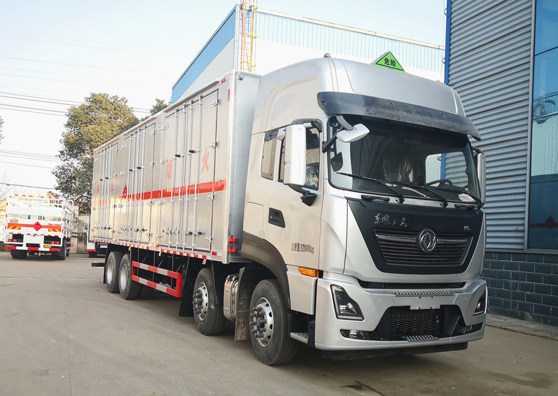 東風(fēng)天龍 9.6米易燃?xì)怏w廂式運輸車