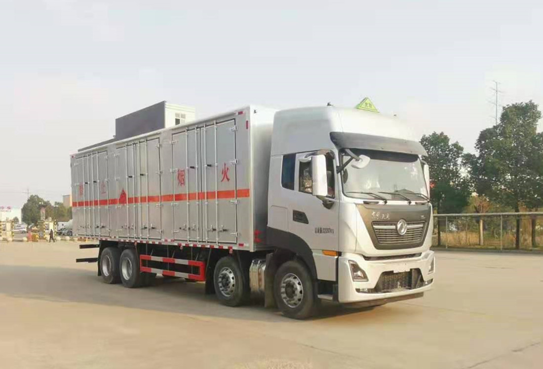 東風(fēng)天龍 9.6米易燃液體廂式運(yùn)輸車