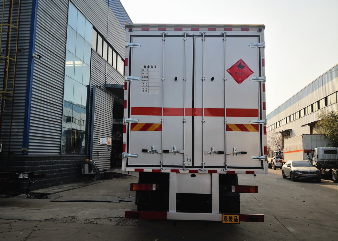 東風(fēng)天龍 9.6米易燃液體廂式運(yùn)輸車