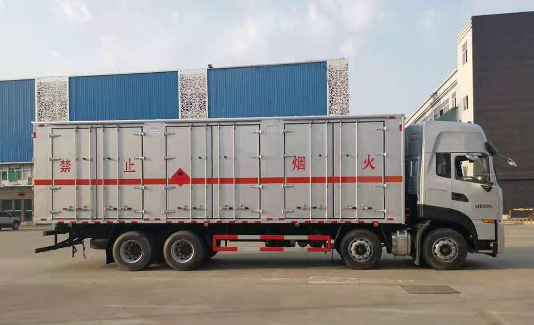 東風(fēng)天龍 9.6米易燃液體廂式運(yùn)輸車